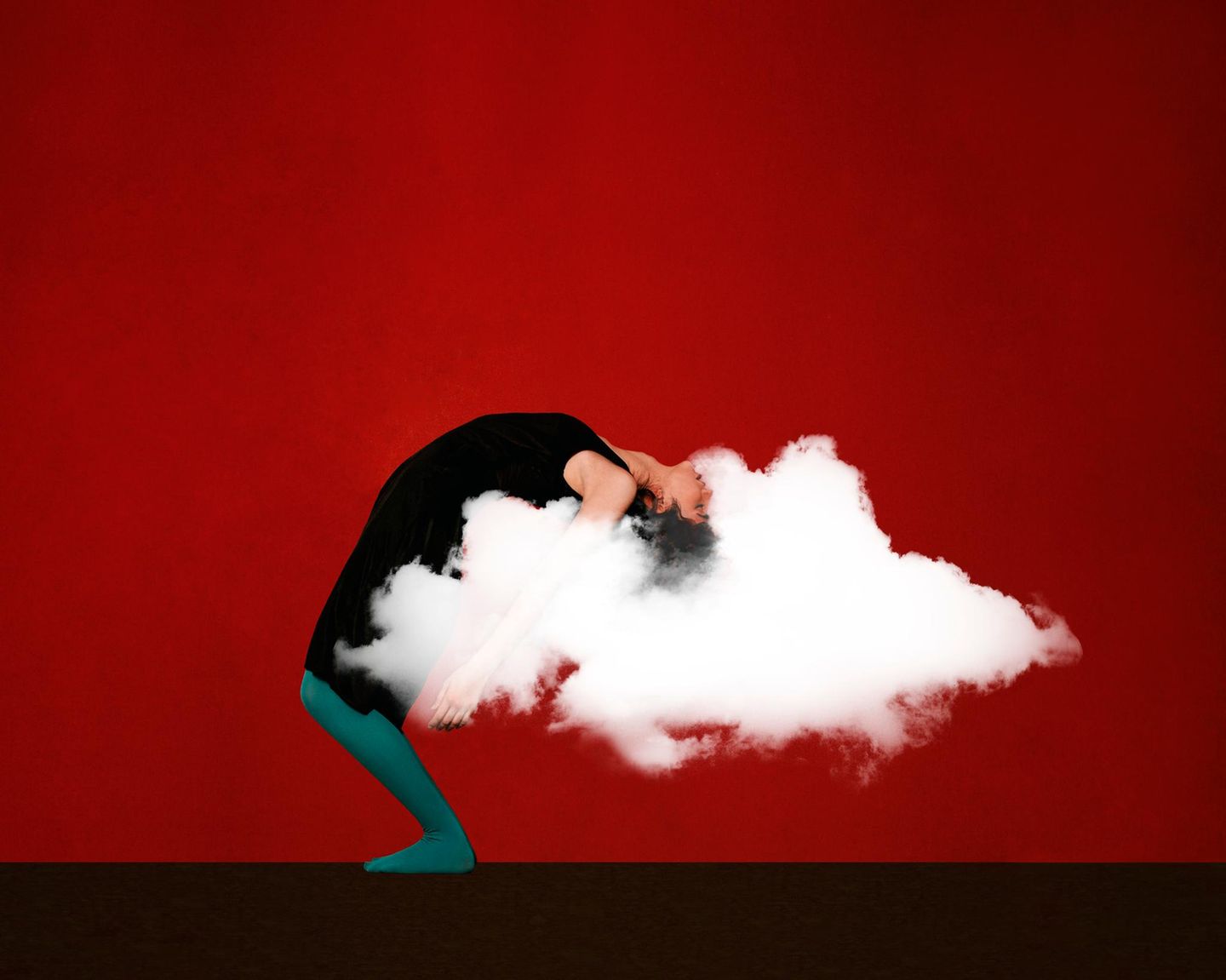 Fotomontage: Frau vor rotem Hintergrund biegt ihren Oberkörper und Kopf nach hinten, der Kopf steckt teils in einer Wolke