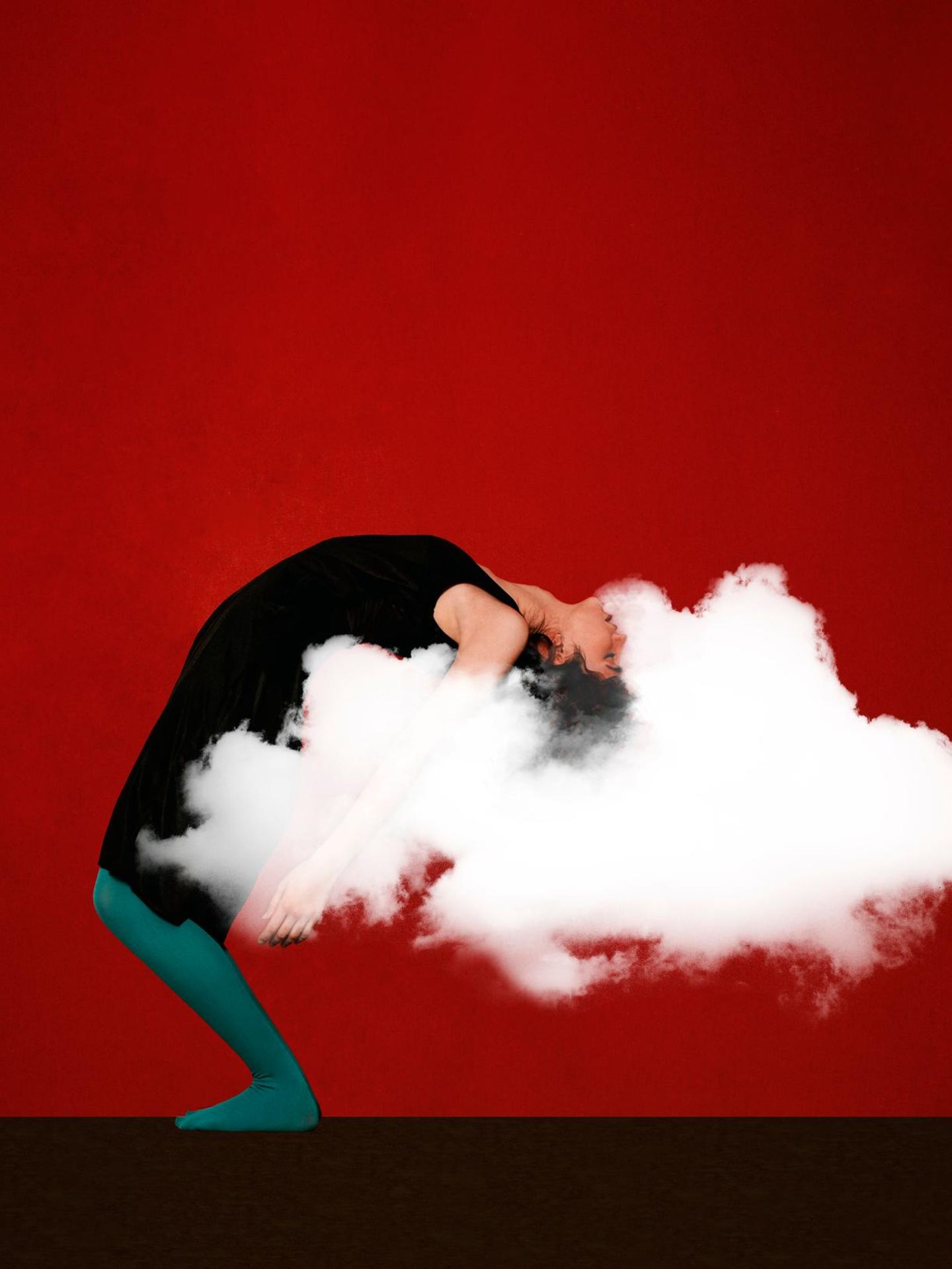 Fotomontage: Frau vor rotem Hintergrund biegt ihren Oberkörper und Kopf nach hinten, der Kopf steckt teils in einer Wolke