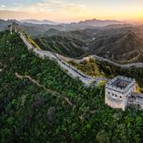 Ein Abschnitt der chinesischen Mauer im Sonnenuntergang