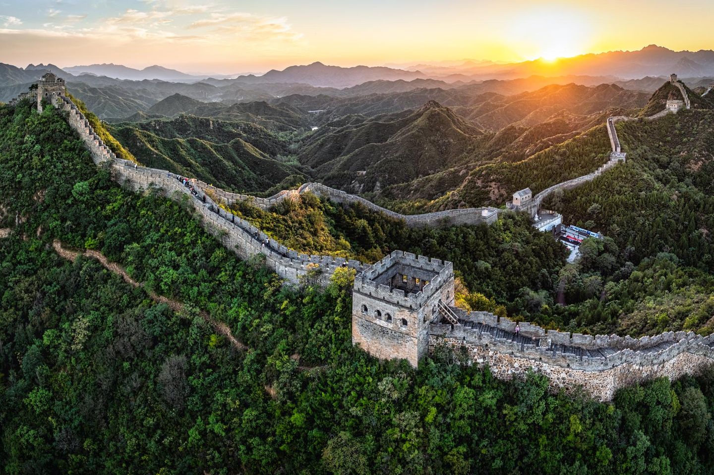Ein Abschnitt der chinesischen Mauer im Sonnenuntergang