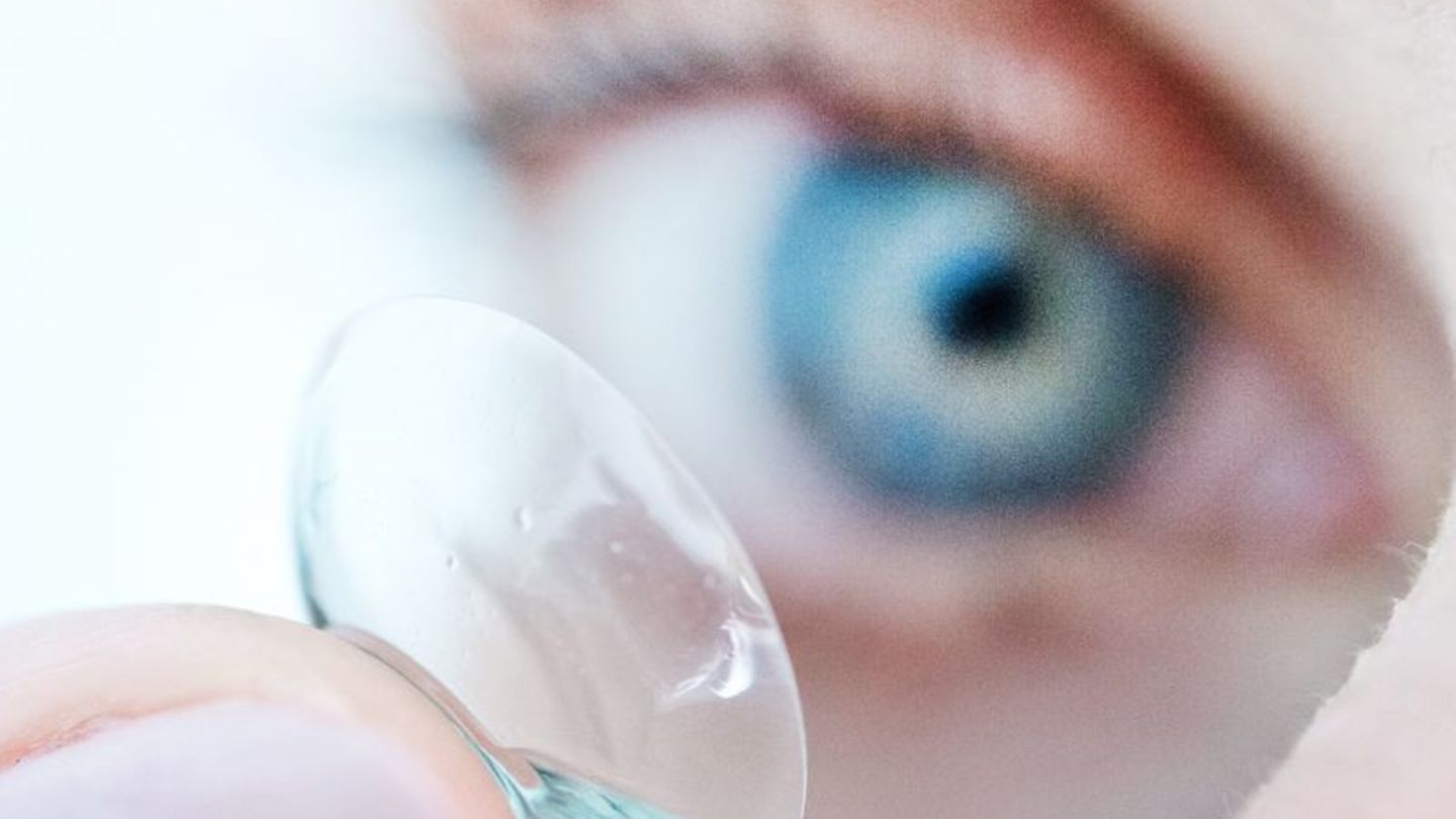 Pollen lagern sich gerne auf Kontaktlinsen ab. Wer Heuschnupfen hat, wählt also lieber die Tages- als die Monatsvariante