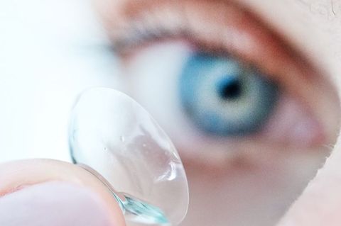 Pollen lagern sich gerne auf Kontaktlinsen ab. Wer Heuschnupfen hat, wählt also lieber die Tages- als die Monatsvariante