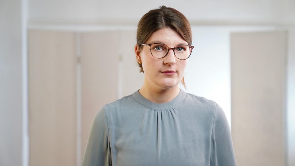 Lara Jendral blickt in Kamera