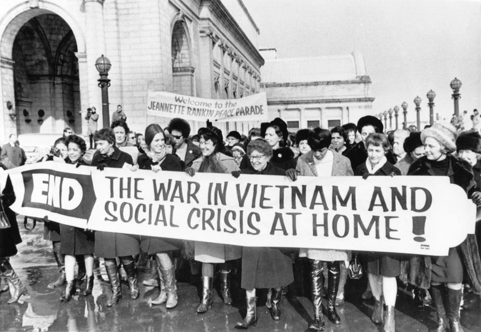 Eine Gruppe von Frauen, darunter Jeannette Rankin, protestiert 1965 gegen den Vietnam-Krieg