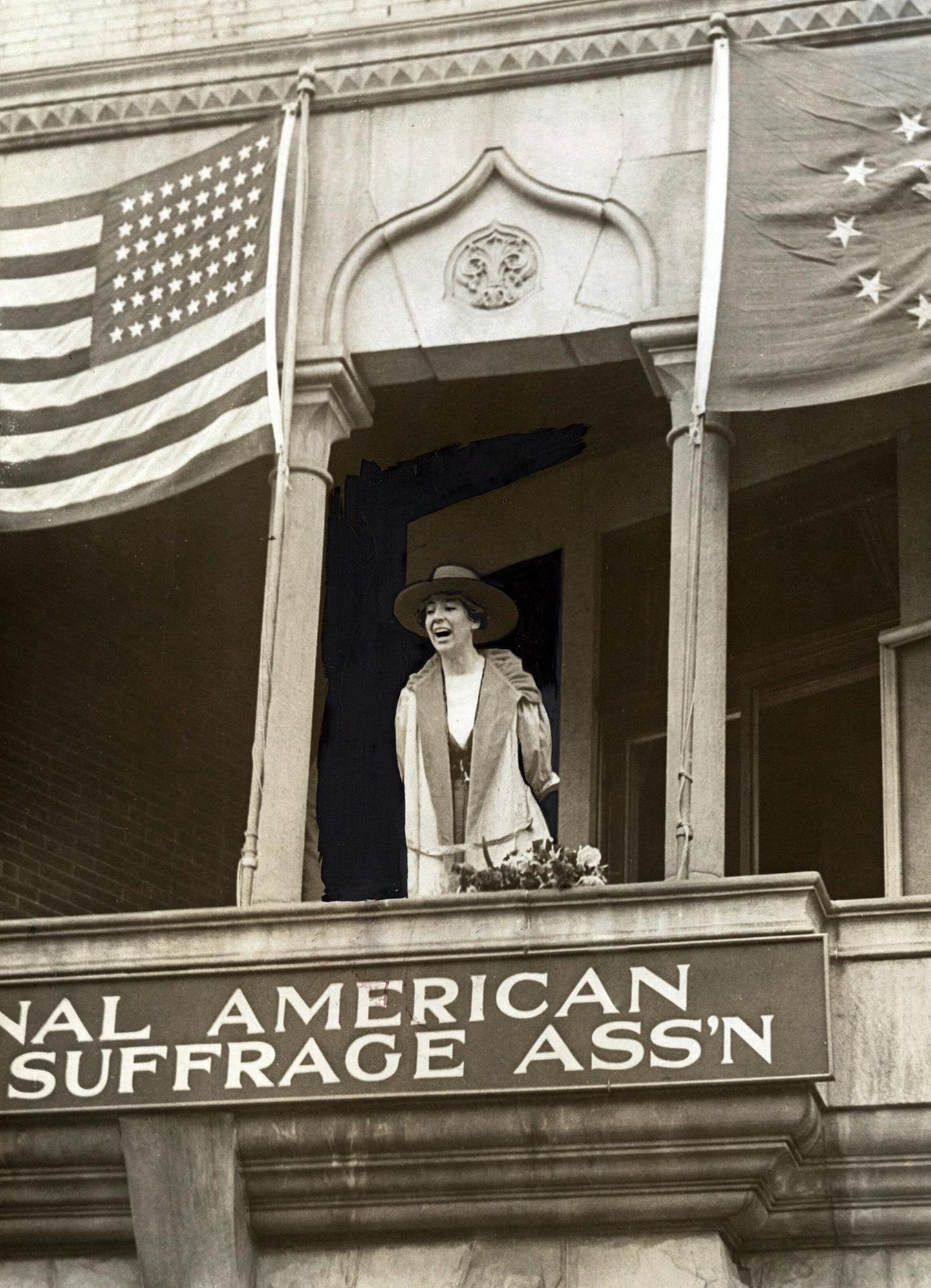 Jeannette Rankin ruft am Tag ihres Amtsantritt von einem Balkon in Washington