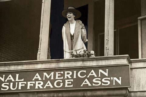 Jeannette Rankin ruft am Tag ihres Amtsantritt von einem Balkon in Washington