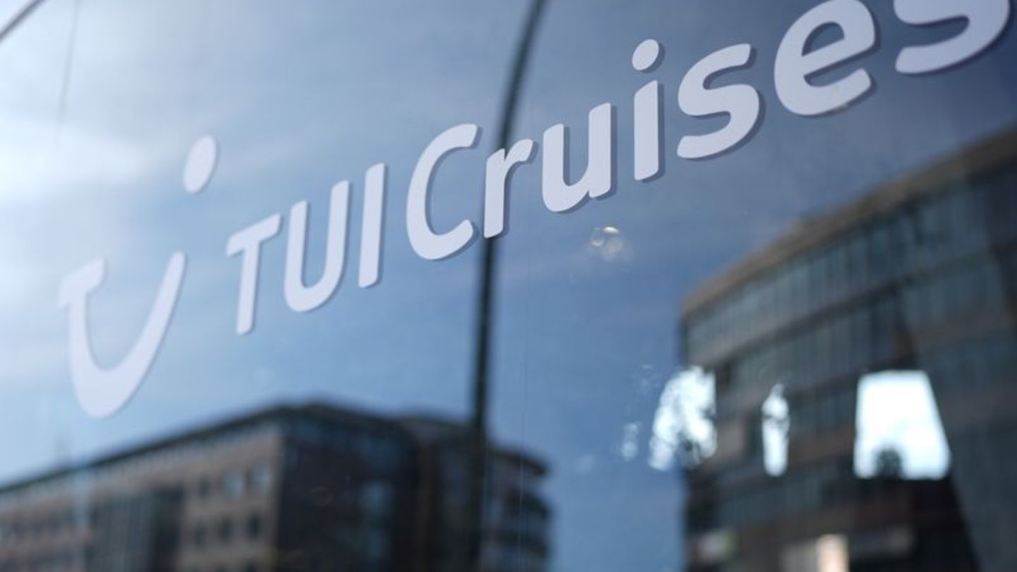 TUI Cruises muss mehrere Kreuzfahrten streichen, weil die Mein Schiff 4 und die Mein Schiff 5 im Persischen Golf festliegen. Fot