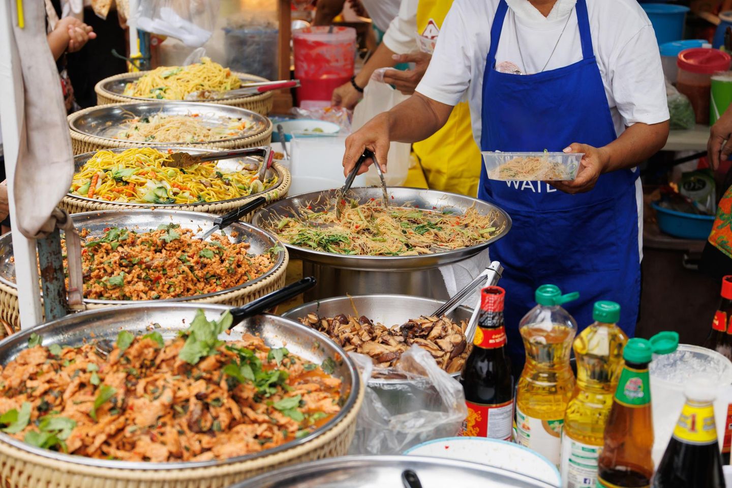 Im Viertel Yaowarat pulsiert das Leben: Straßenstände, Neonlichter und Garküchen machen die Gegend zu einem der besten Orte, um Bangkoks legendäres Streetfood zu probieren. Daneben gibt es hippe Bars und Cafés, die meisten in charmanten chinesischen Shophouses. Besonders zu empfehlen sind das Restaurant "Ba hao" und die Rooftop-Bar im "Wallflowers Cafe".