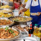 Im Viertel Yaowarat pulsiert das Leben: Straßenstände, Neonlichter und Garküchen machen die Gegend zu einem der besten Orte, um Bangkoks legendäres Streetfood zu probieren. Daneben gibt es hippe Bars und Cafés, die meisten in charmanten chinesischen Shophouses. Besonders zu empfehlen sind das Restaurant "Ba hao" und die Rooftop-Bar im "Wallflowers Cafe".