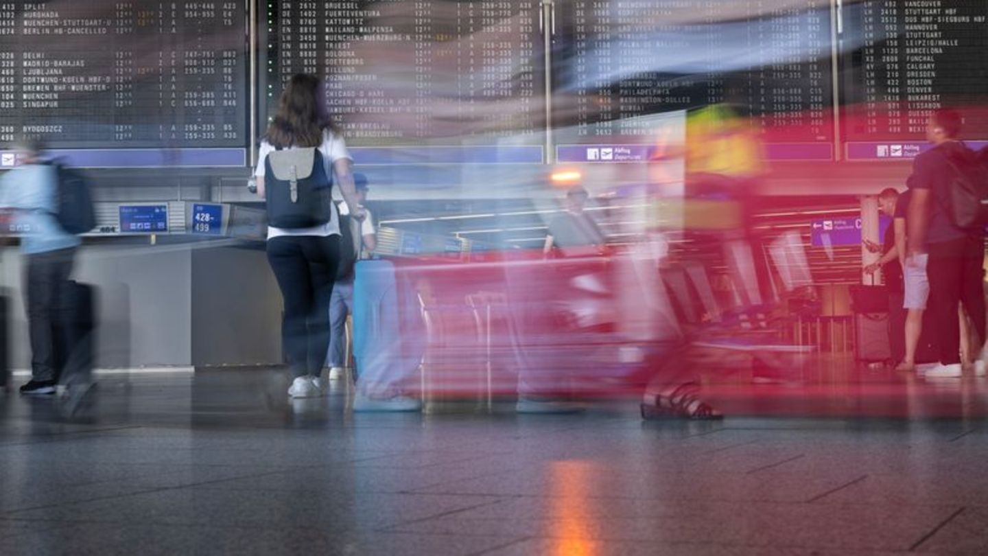 Was, wenn am Flughafen die Panik kommt? Solche Sorgen beschäftigen Menschen mit Agoraphobie. Foto: Boris Roessler/dpa/dpa-tmn