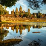 Außenansicht von Angkor Wat mit Spiegelung im Wasser