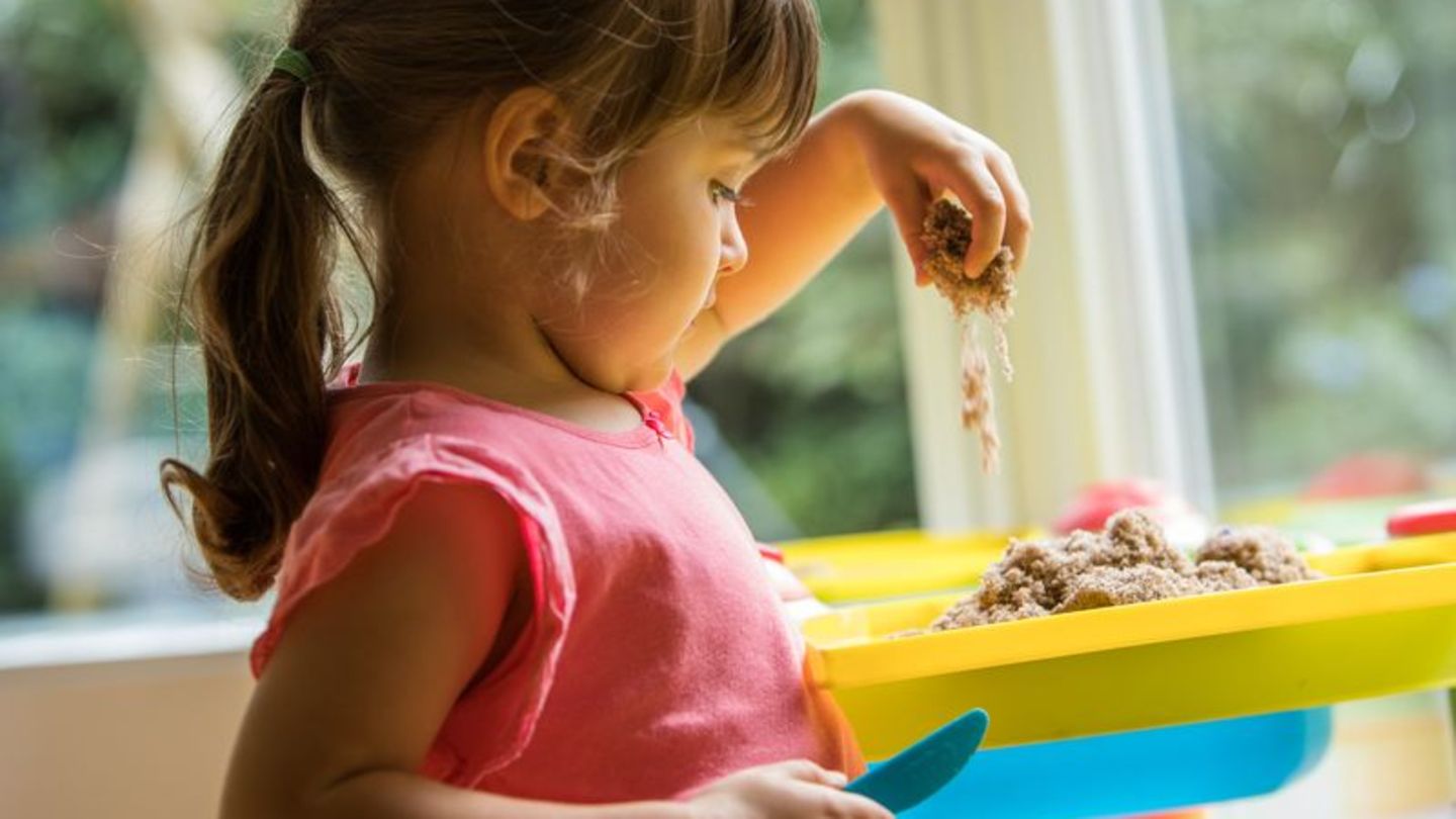 Asbestverdacht bei Knetsand: Öko-Test hat 18 Produkte untersucht und in einem Asbestfasern nachgewiesen. Foto: Christin Klose/dp