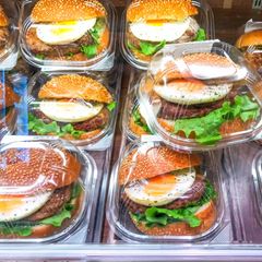 Burger in Plastik eingepackt