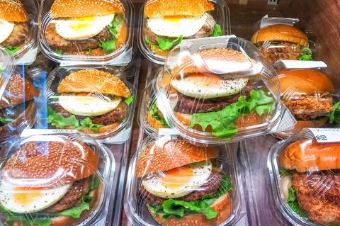 Burger in Plastik eingepackt