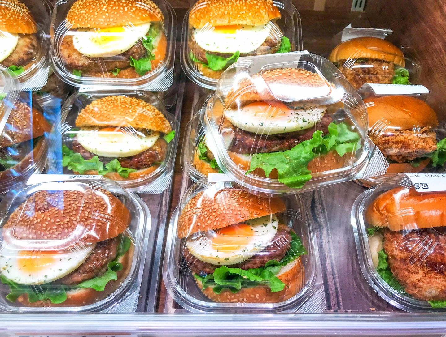 Burger in Plastik eingepackt