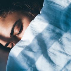 Wer gut schläft, lebt gesünder. Und manchmal helfen Geräusche dabei, zur Ruhe zu kommen