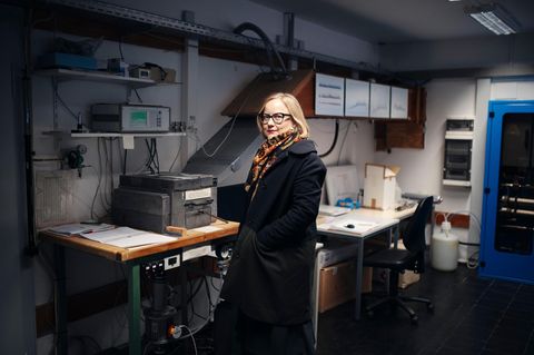 Melanie Arndt in den Räumen der Messstation