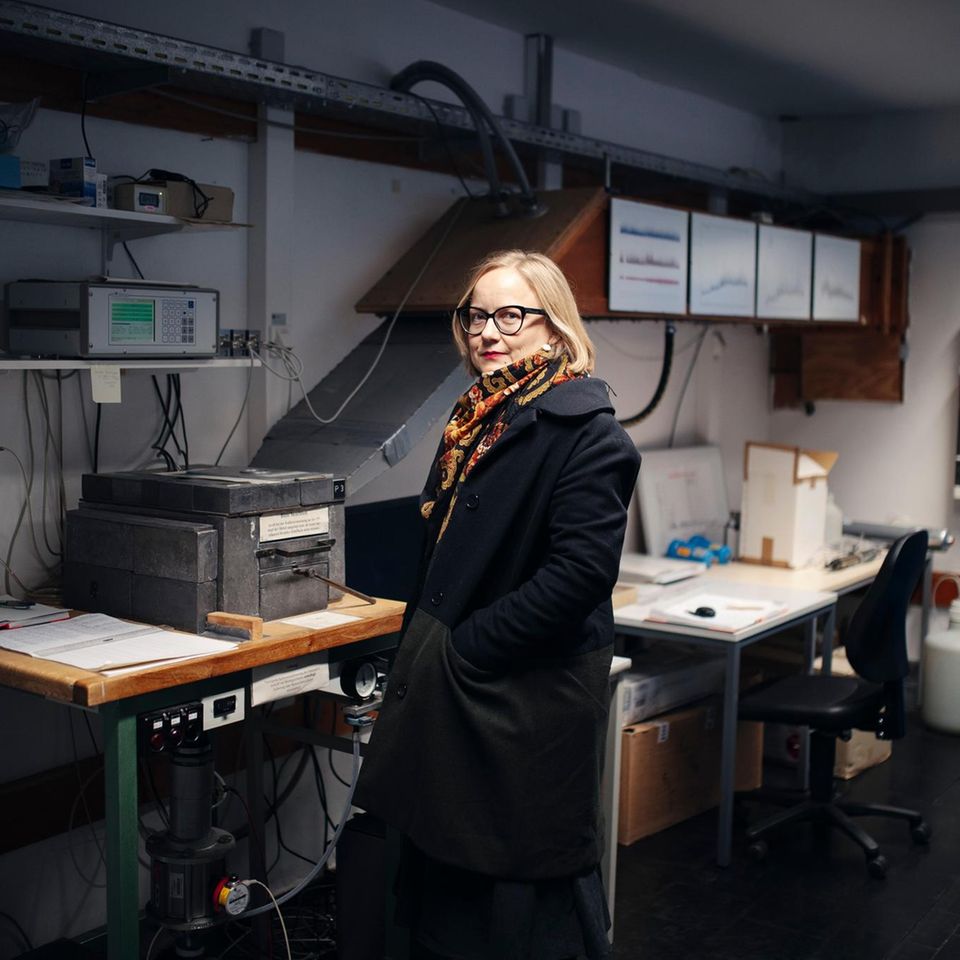 Melanie Arndt in den Räumen der Messstation