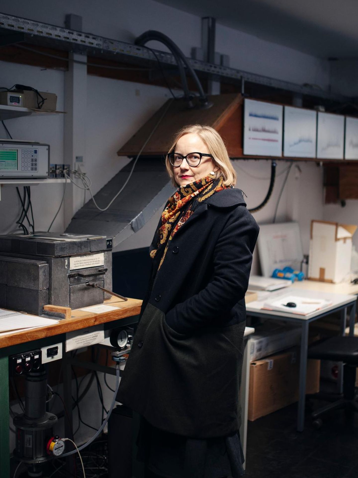 Melanie Arndt in den Räumen der Messstation