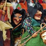 Verschiedene Hexenpuppen mit Hüten und Besen