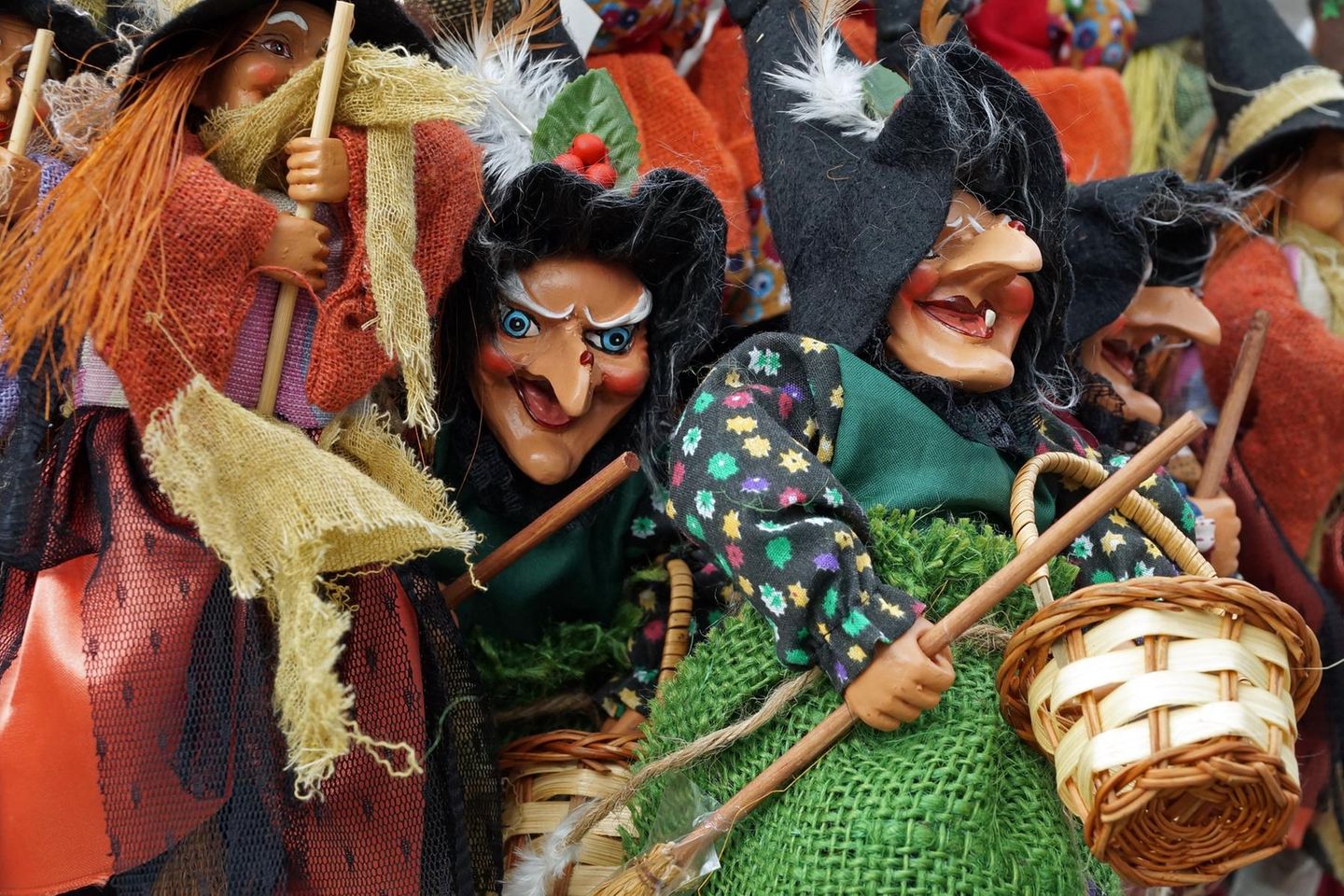 Verschiedene Hexenpuppen mit Hüten und Besen