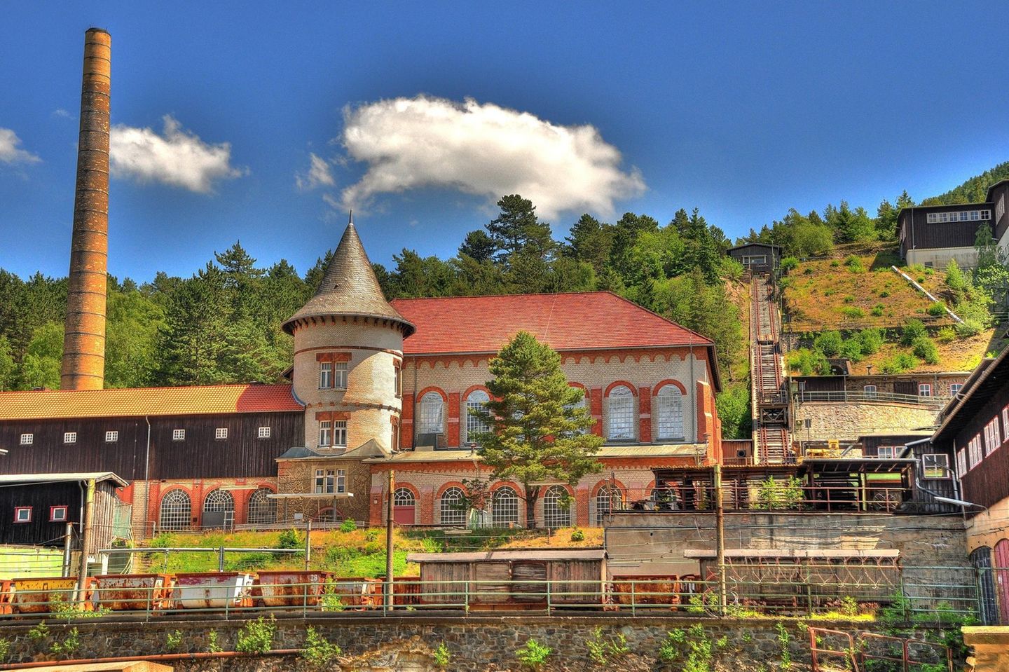 Turm und Gebäude am Bergwerk Rammelsberg, im Hintergrund Bäume