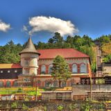 Turm und Gebäude am Bergwerk Rammelsberg, im Hintergrund Bäume
