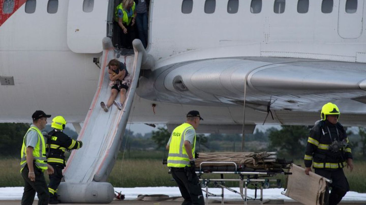 Eigentlich sollen Flugzeug-Evakuierungen maximal 90 Sekunden dauern. (Archivbild) Foto: Pavel Neubauer/TASR/dpa