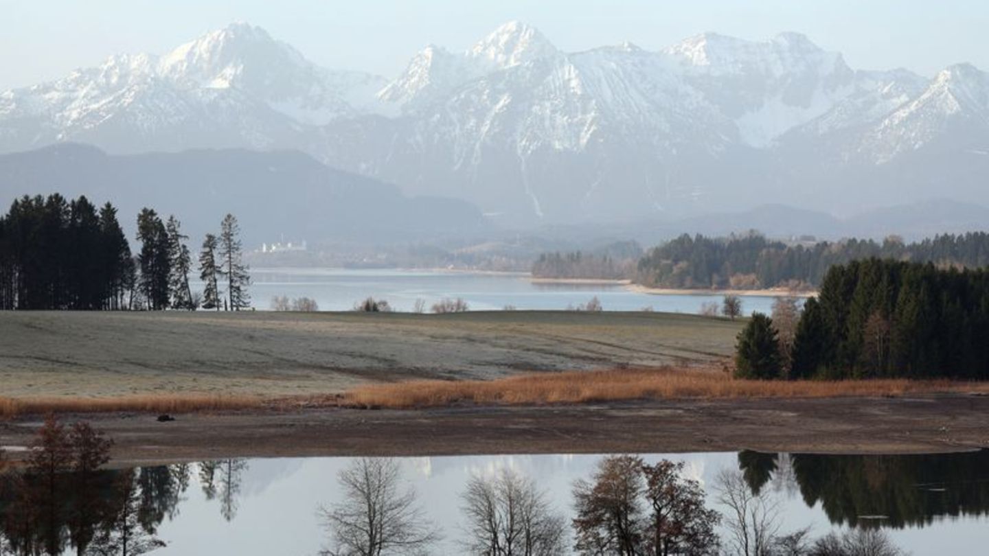 Frühling im Tal, Winter am Berg: Ab 1.800 Metern herrscht in den Alpen noch eine geschlossene Schneedecke. Foto: Karl-Josef Hild