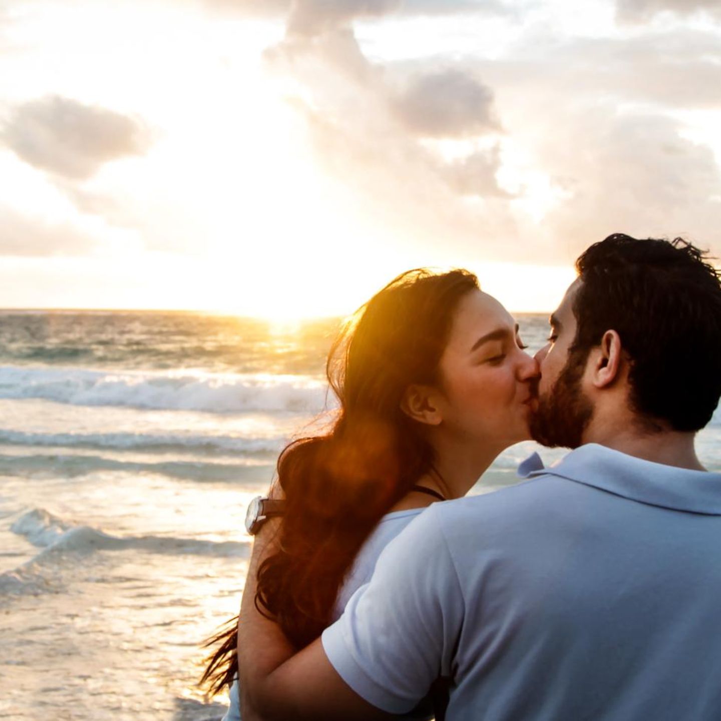 Fern vom Alltag funkt es besonders schön: Welche Urlaubsarten die besten Chancen auf eine Reiseromanze bieten – und warum –, verrät Paarberaterin und Psychologin Lisa Fischbach