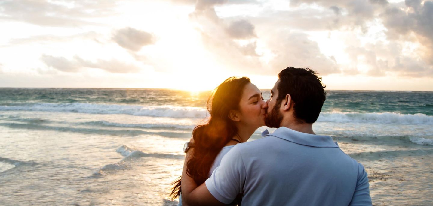 Fern vom Alltag funkt es besonders schön: Welche Urlaubsarten die besten Chancen auf eine Reiseromanze bieten – und warum –, verrät Paarberaterin und Psychologin Lisa Fischbach