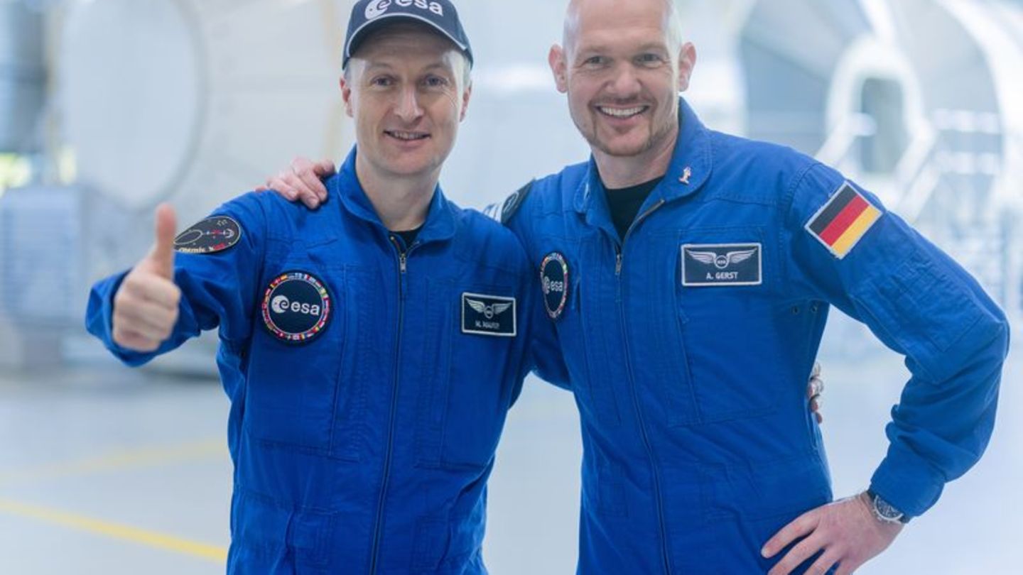 Die beiden deutschen Astronauten würden auch gerne zum Mond fliegen. Foto: Rolf Vennenbernd/dpa