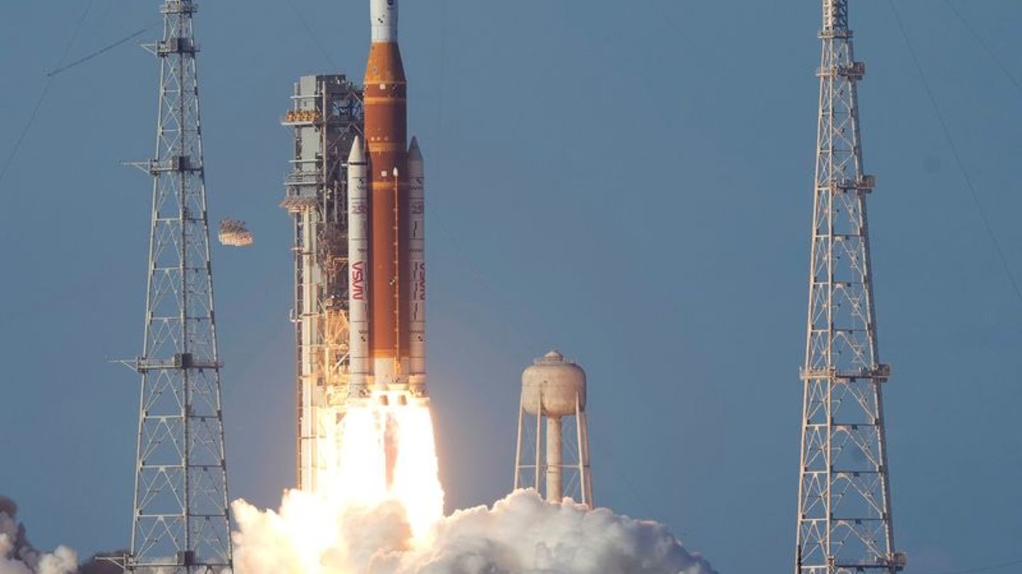 Erstmals seit mehr als 50 Jahren sind wieder Menschen auf dem Weg in die Nähe des Mondes. Foto: Chris O'Meara/AP/dpa