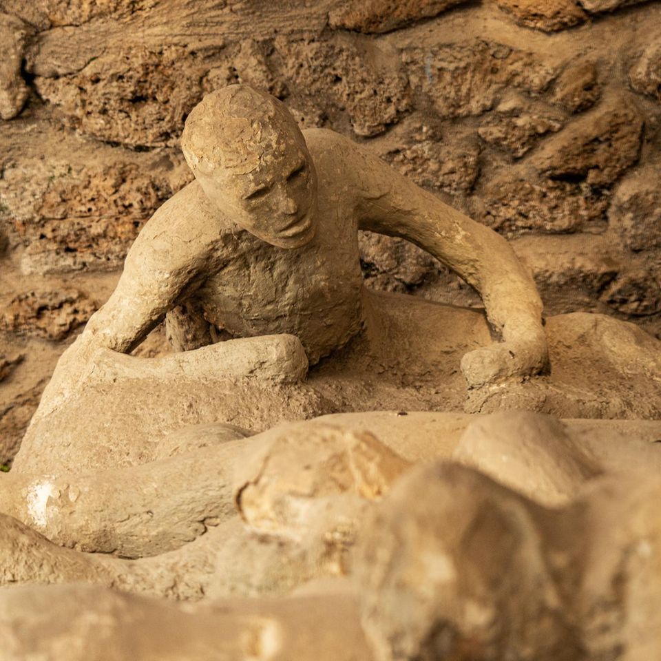 Gipsabgüsse von Opfern des Vulkanausbruchs des Vesuvs in  Pompeji
