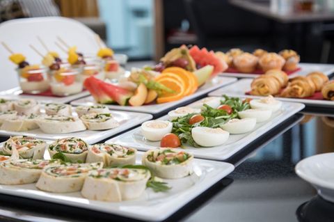 Sich beim Frühstück kleine Snacks für unterwegs mitzunehmen, verstößt meist gegen die Regeln des Hotels. Foto: Christin Klose/dp