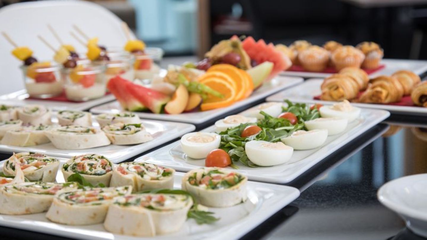 Sich beim Frühstück kleine Snacks für unterwegs mitzunehmen, verstößt meist gegen die Regeln des Hotels. Foto: Christin Klose/dp