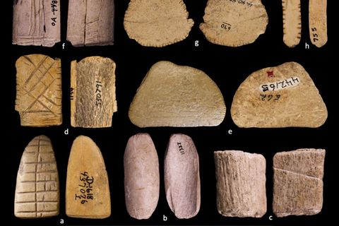 Die prähistorischen Würfel haben keine sechs Flächen, sondern zwei Seiten. Die ältesten Fundstücke (c, e ,f ,g) aus Wyoming und Colorado sind vermutlich mehr als 12.000 Jahre alt