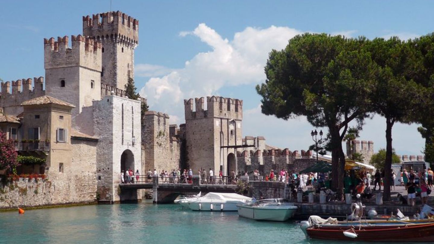 An 31 Tagen dürfen bis auf wenige Ausnahmen keine Fahrzeuge ins historische Zentrum von Sirmione am Südufer des Gardasees fahren