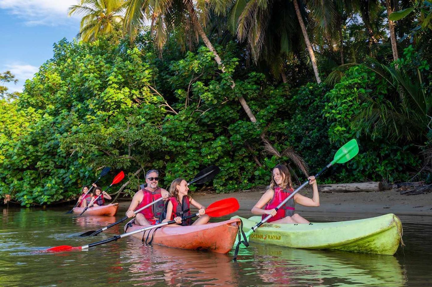 Per Kajak durch ruhige Gewässer gleiten, begleitet vom dichten Grün des imposanten Regenwaldes. In Costa Rica wird Natur nicht nur betrachtet, sondern kann auch aktiv erlebt werden. Sanfter Tourismus wie diese Form des Reisens ermöglicht es, sensible Ökosysteme zu entdecken, ohne sie zu stören. So wird die Vielfalt dieser außergewöhnlichen Landschaft für alle Generationen unmittelbar spürbar – ein Erlebnis, das lange nachwirkt und verbindet. Hier mehr erfahren.