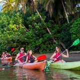 Per Kajak durch ruhige Gewässer gleiten, begleitet vom dichten Grün des imposanten Regenwaldes. In Costa Rica wird Natur nicht nur betrachtet, sondern kann auch aktiv erlebt werden. Sanfter Tourismus wie diese Form des Reisens ermöglicht es, sensible Ökosysteme zu entdecken, ohne sie zu stören. So wird die Vielfalt dieser außergewöhnlichen Landschaft für alle Generationen unmittelbar spürbar – ein Erlebnis, das lange nachwirkt und verbindet. Hier mehr erfahren.
