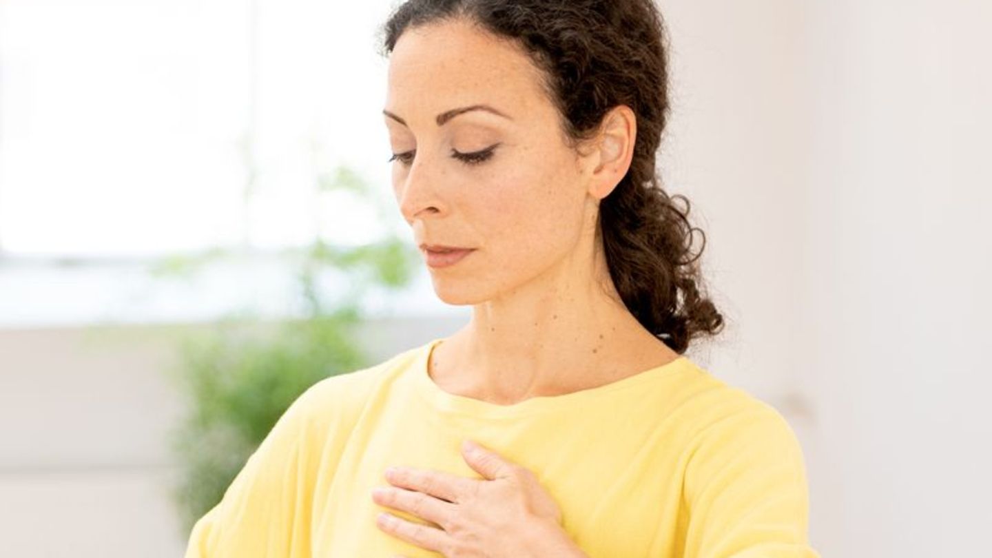 Atemübungen sind eine bewährte Entspannungsmethode. Foto: Zacharie Scheurer/dpa-tmn