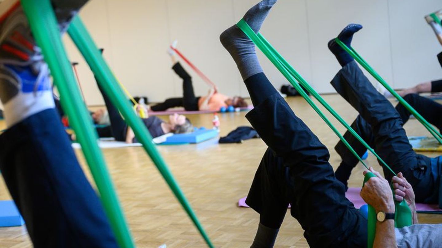 In einer Herzsportgruppe werden unter anderem Ausdauer, Kraft und Koordination trainiert. Foto: Sebastian Gollnow/dpa/dpa-tmn