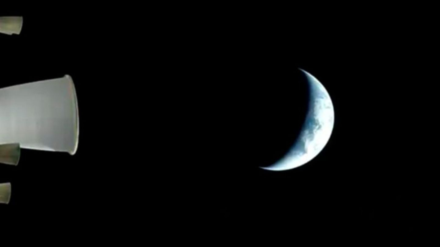 Vier Menschen sind mit "Orion" auf dem Weg in Richtung Mond. Foto: -/NASA/dpa