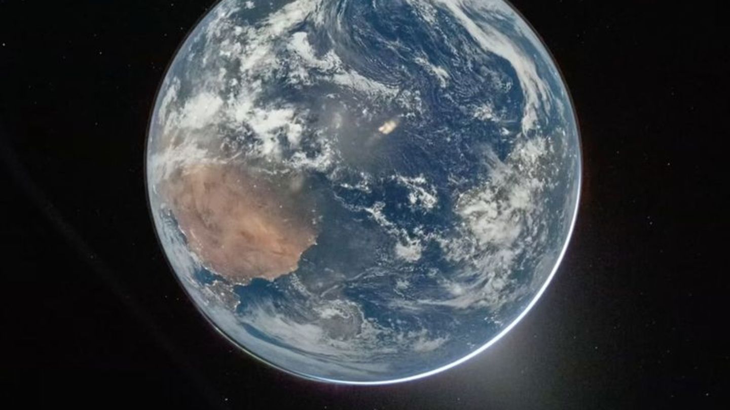 Die "Artemis"-Astronauten schicken Bilder von der Erde zur Erde. Foto: Reid Wiseman/NASA via AP/dpa