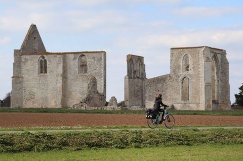 Per Rad gut zu erreichen ist die Ruine der Abbaye des Châteliers. Foto: Deike Uhtenwoldt/dpa-tmn