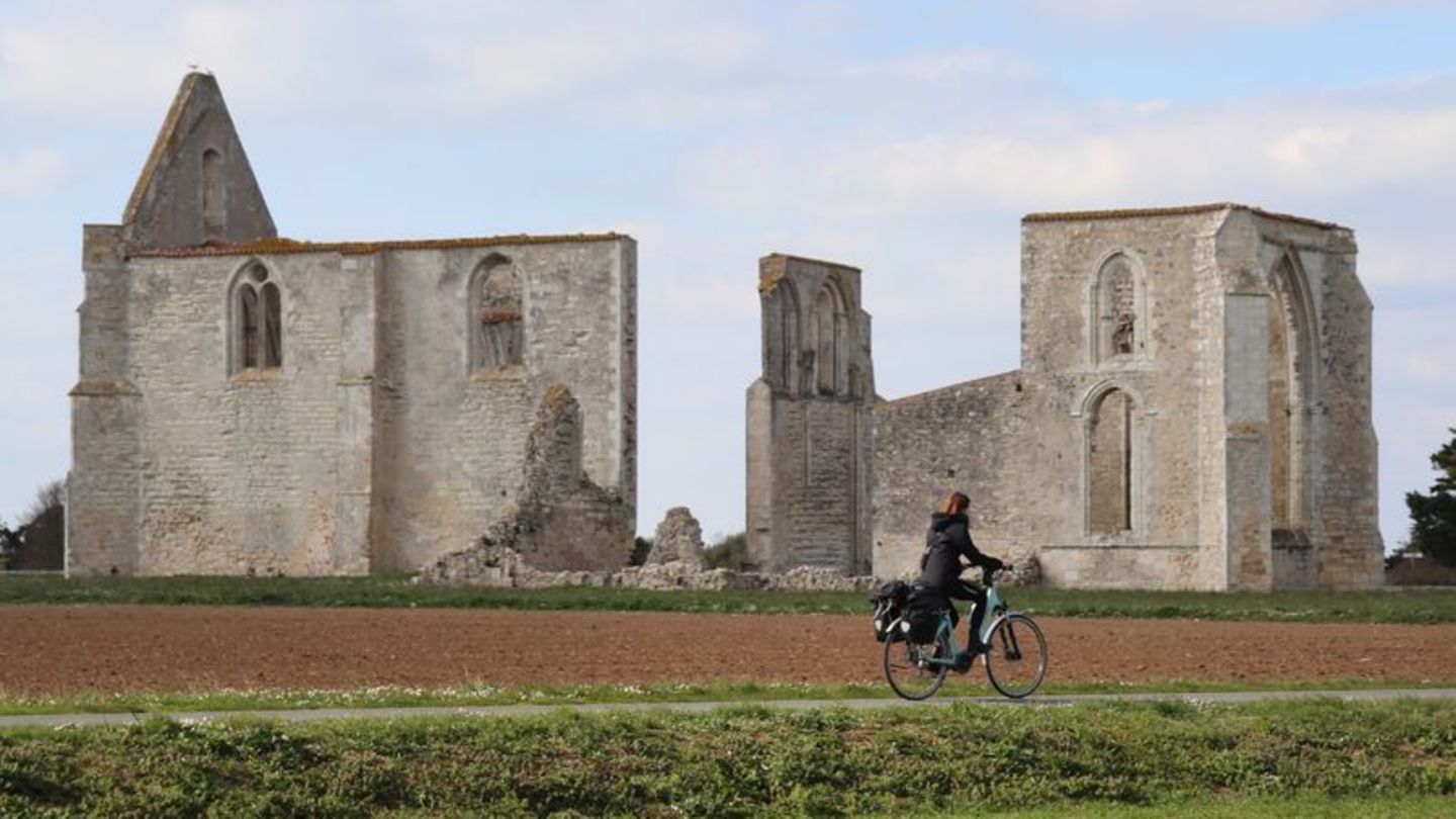 Per Rad gut zu erreichen ist die Ruine der Abbaye des Châteliers. Foto: Deike Uhtenwoldt/dpa-tmn