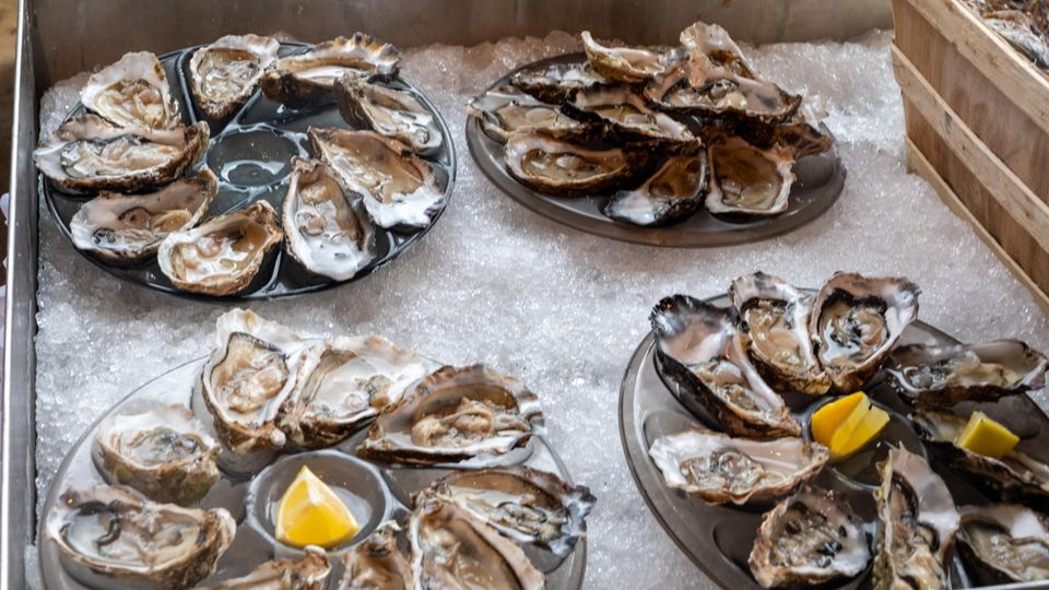 Austern auf Tellern auf der Ile de Ré