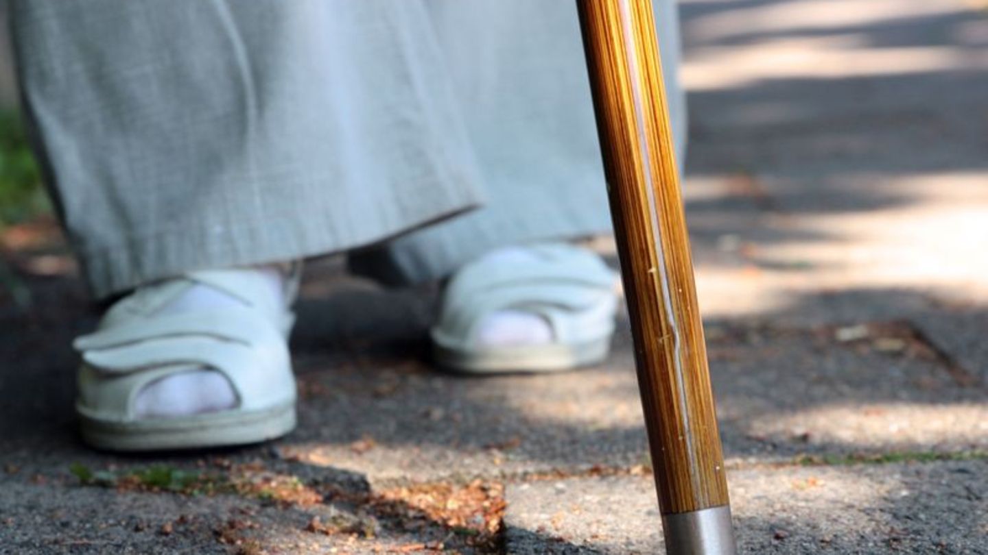 Die Füße bleiben am Boden, obwohl man weiterlaufen möchte. Freezing kann wenige Sekunden andauern, aber auch eine halbe Minute.