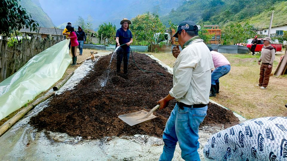 Gemeinsam stellen die Bauern Kompost her