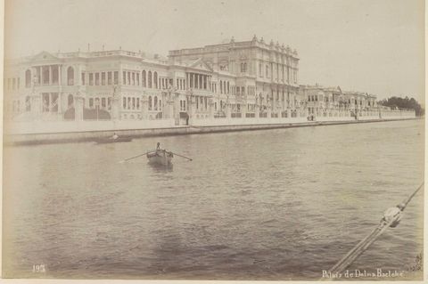 Mittelpunkt des sich über drei Kontinente erstreckenden Reichs der osmanischen Dynastie ist seit Jahrhunderten Istanbul, mit altem Namen Konstantinopel. Im dortigen Dolmabahçe-Palast direkt am europäischen Ufer des Bosporus residieren von 1856 an die Herrscher